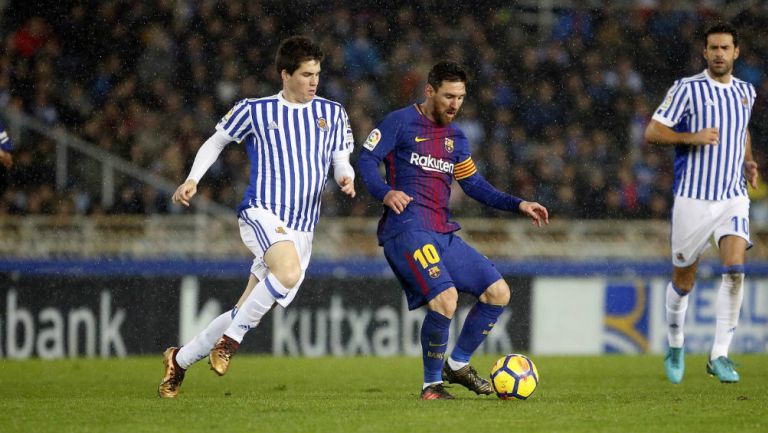 Messi protege el esférico en duelo contra la Real Sociedad
