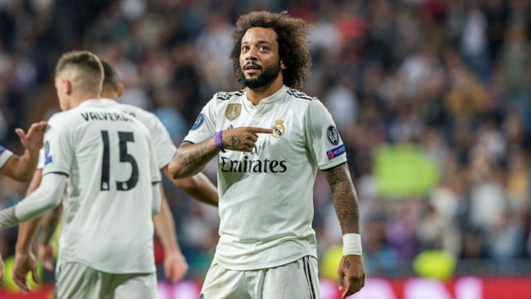 Marcelo señala el escudo del Real Madrid en su jersey