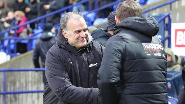 Marcelo Bielsa saluda al gerente de Bolton, Phil Parkinson 