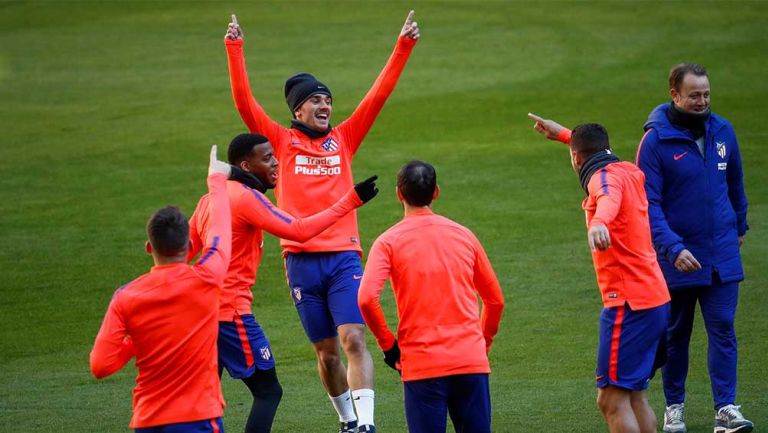 Jugadores del Atlético de Madrid calientan en el campo