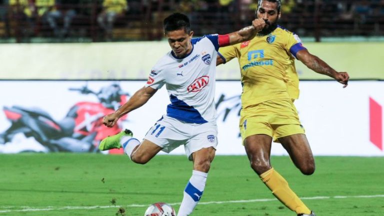 Sunil Chhetri disputando el balón 