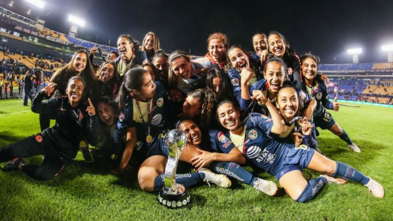 Jugadoras de América Femenil festejan título 