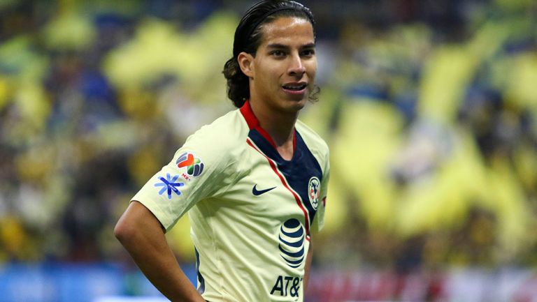 Lainez, durante un partido del América