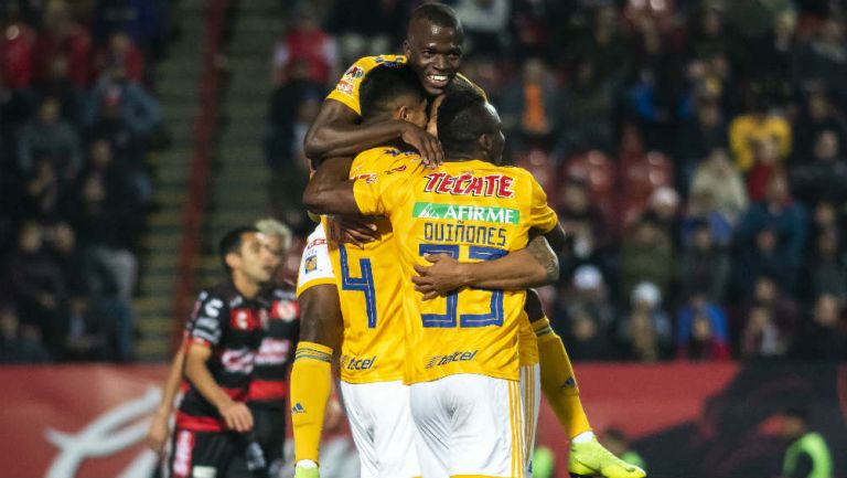 Jugadores de Tigres festejan anotación contra Xolos