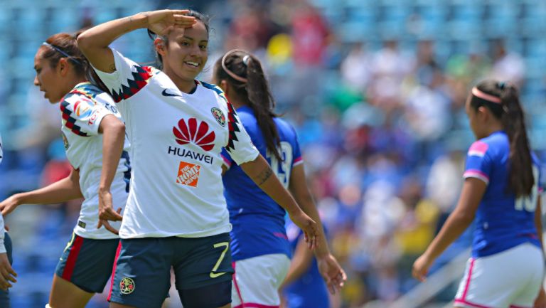 Dayana Cazares festejando un gol ante Cruz Azul 