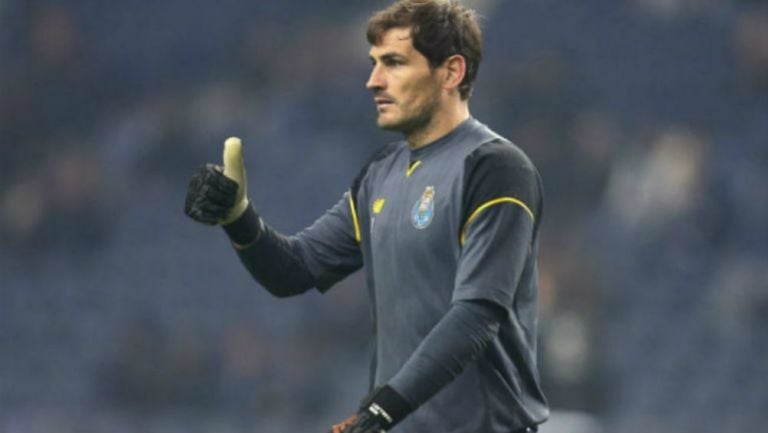 Casillas durante un juego con el Porto 