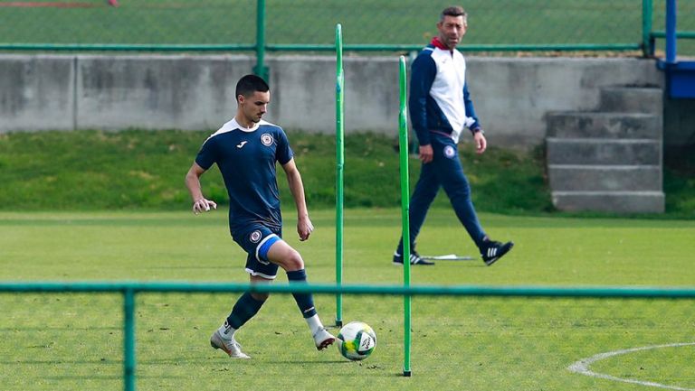 Stephen Eustáquio conduce el balón en entrenamiento de Cruz Azul