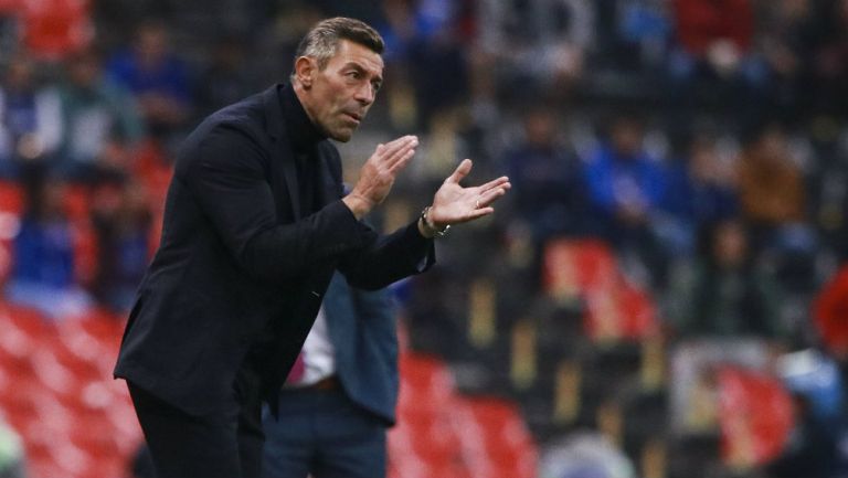 Caixinha aplaude durante el encuentro entre Cruz Azul y León de Copa MX 