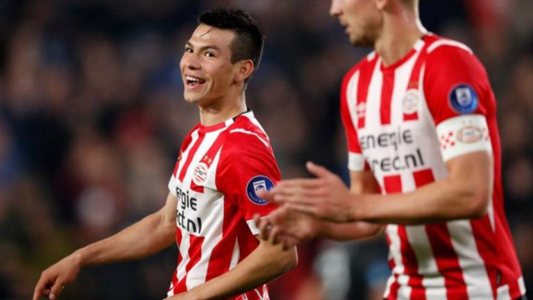 Lozano sonríe durante un juego con el PSV