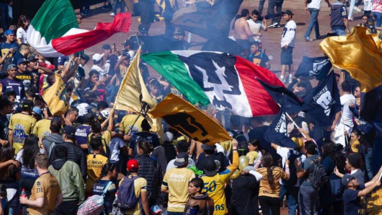 Aficionados de Pumas en las inmediaciones de CU