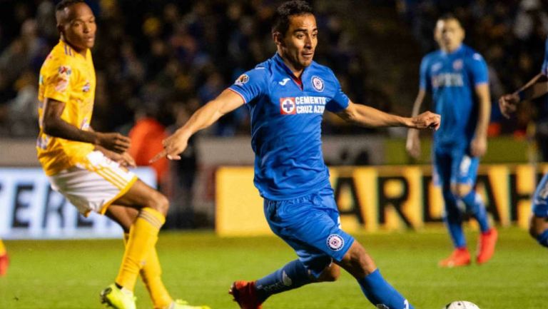 Rafael Baca durante el duelo entre Tigres y Cruz Azul