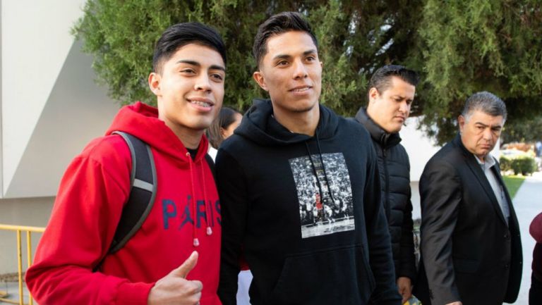 Salcedo posa con un fan tras presentar exámenes médico con Tigres