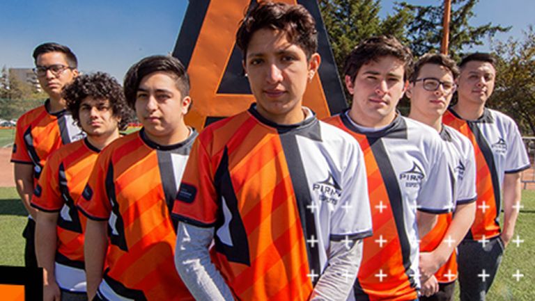 Los jugadores de Anáhuac Esports posaron en las instalaciones de la universidad