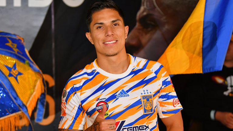 Carlos Salcedo saluda en su presentación con Tigres