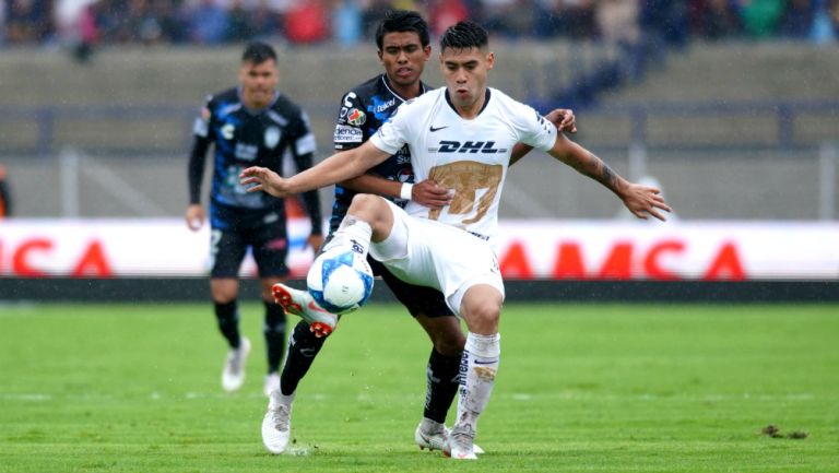 Felipe Mora disputa un balón con Pablo López 