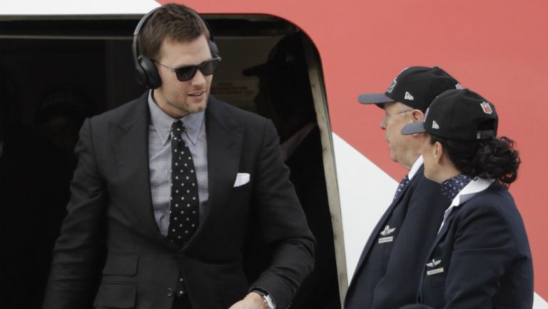 Brady baja del avión en su llegada a Atlanta