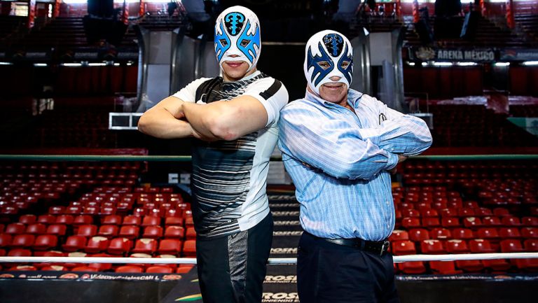 Atlantis y su Jr. posan en el ring de la Arena México