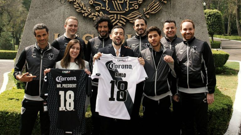 Elementos de Club de Cuervos en su visita a los Pinos