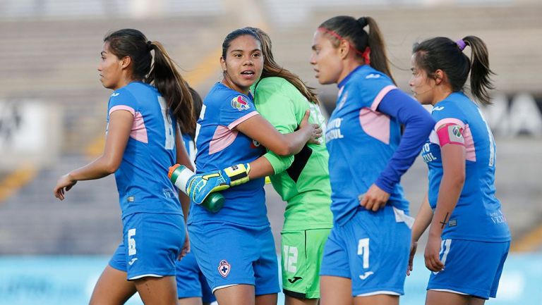 Jugadoras de Cruz Azul en el partido contra Puebla 