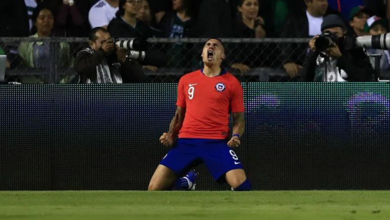 Nico Castillo festeja un gol con la Selección de Chile