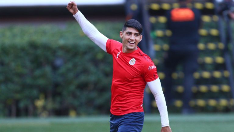 Alan Pulido durante un entrenamiento con Chivas 