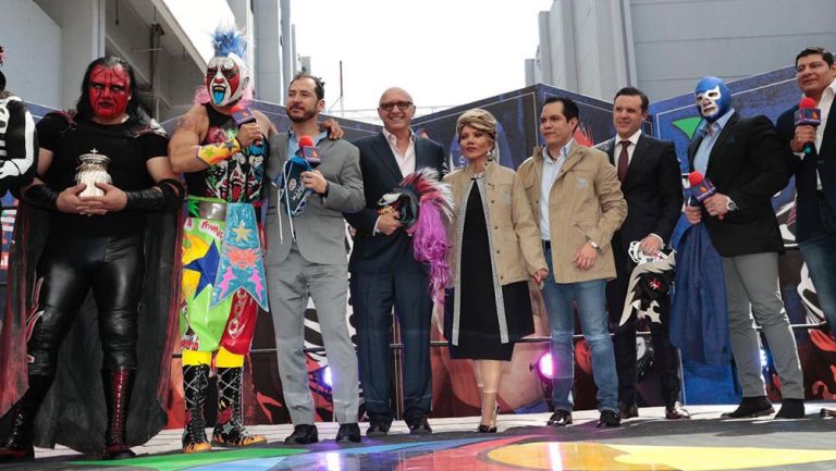 Luchadores de AAA en las instalaciones de TV Azteca