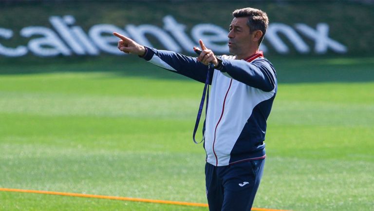 Pedro Caixinha en un entrenamiento de Cruz Azul