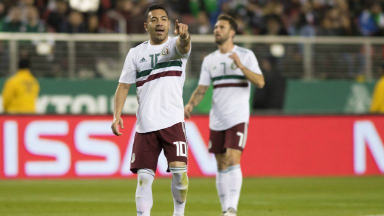 Marco Fabián da indicaciones durante un juego de la Selección Nacional