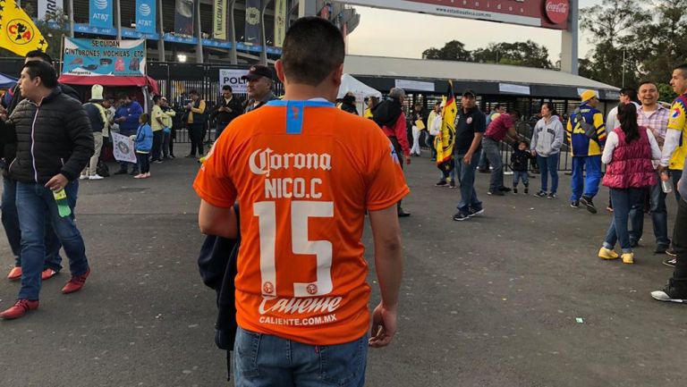 Un aficionado de América muestra la playera de Nico Castillo