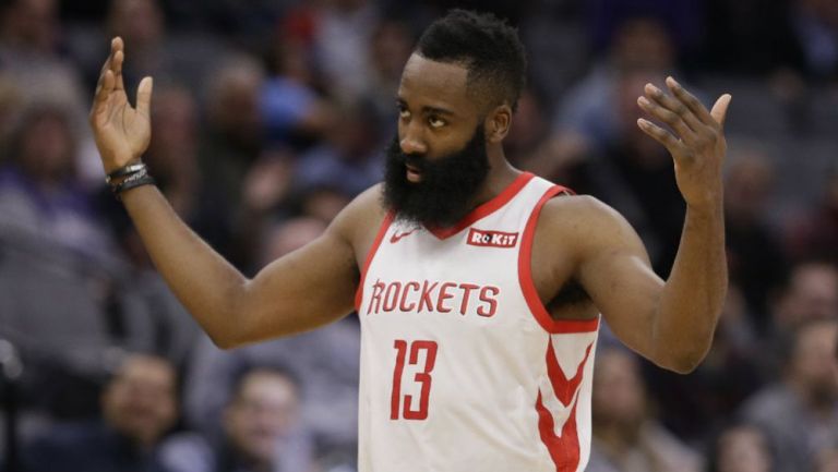 James Harden durante un partido con los Rockets