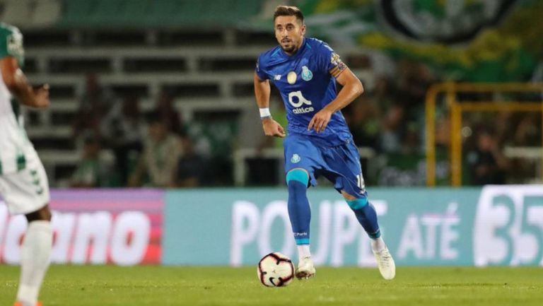 Héctor Herrera durante un juego con el Porto