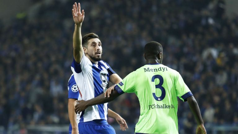 Héctor Herrera durante un partido de Champions League 