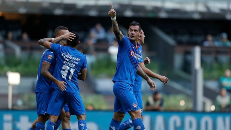 Milton Caraglio festeja un gol con el Cruz Azul