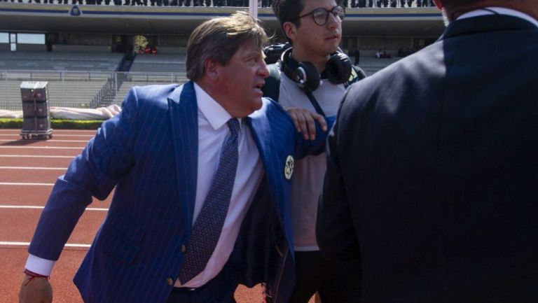 Miguel Herrera se encara con un fotógrafo