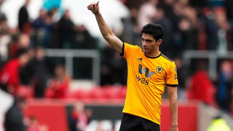 Raúl Jiménez saludando a la afición de los Wolves 