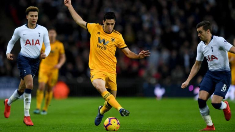 Raúl Jiménez conduce el balón en un juego vs Tottenham 