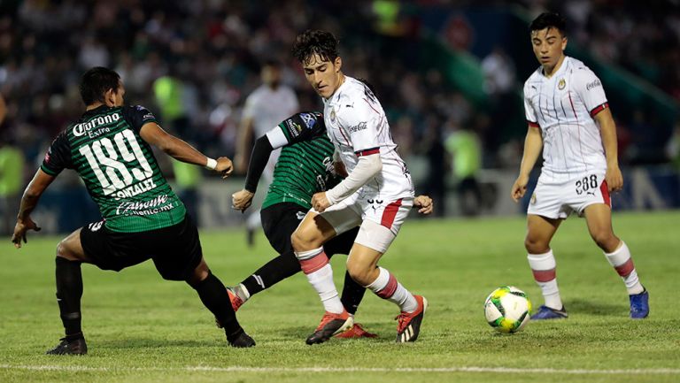 Pelea del esférico en medio campo