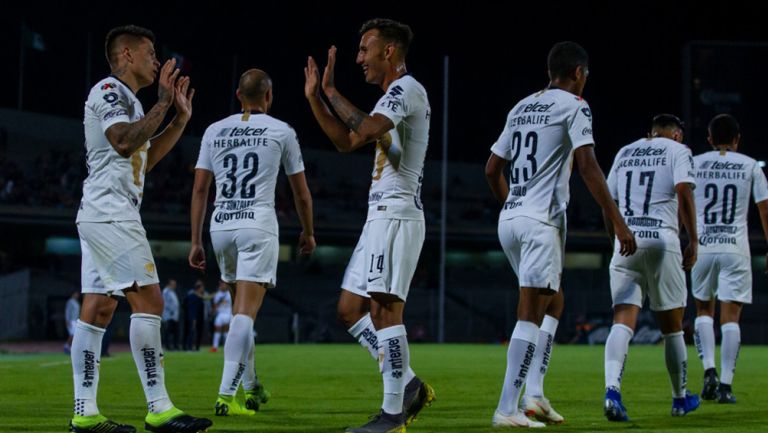 Pumas festeja triunfo de último minuto ante Leones Negros