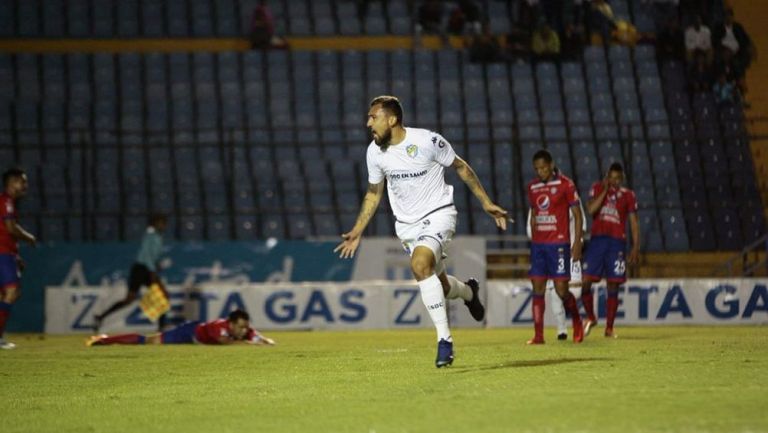  Darío Carreño celebra un gol con Comunicaciones