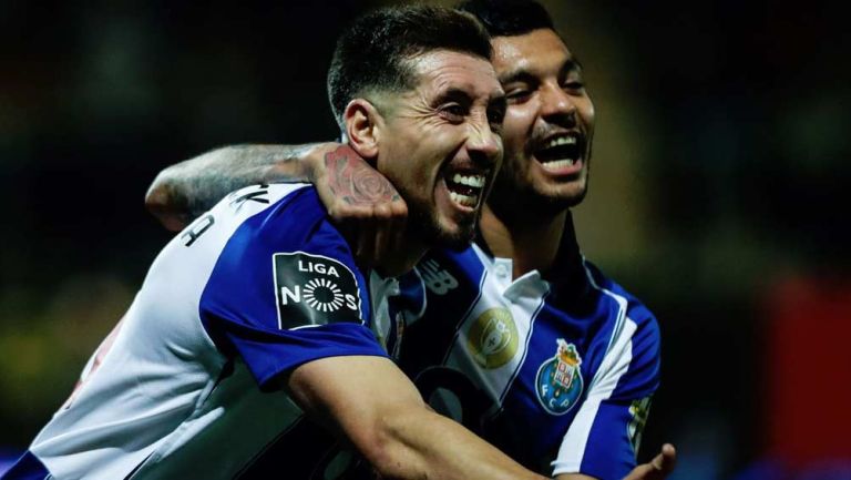 Héctor Herrera celebra una anotación con el Porto