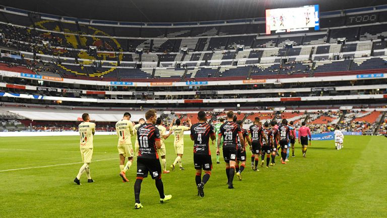 El Estadio Azteca, semivacío en varios sectores