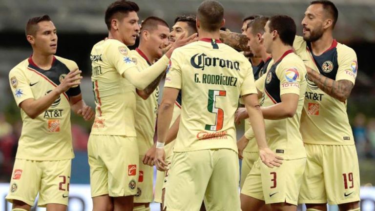 Jugadores de las Águilas festejan anotación contra Lobos