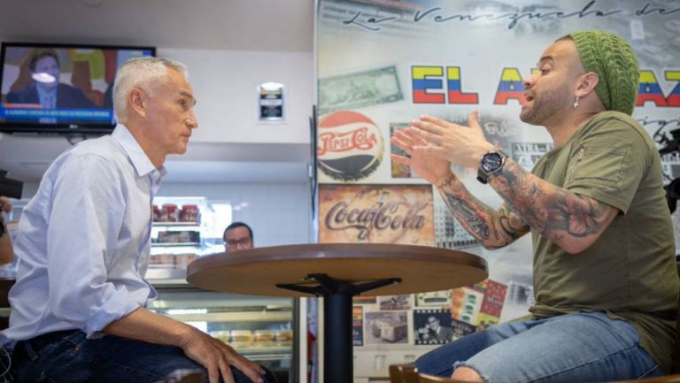 Jorge Ramos con un músico venezolano