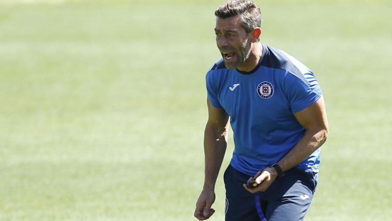 Caixinha grita durante el entrenamiento de Cruz Azul