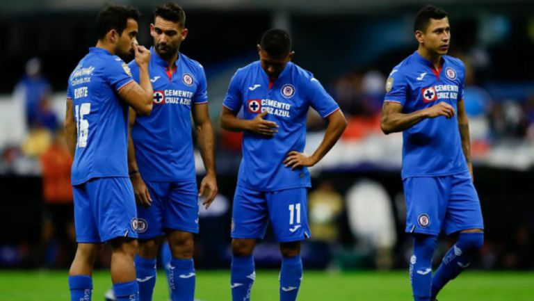 Jugadores de Cruz Azul, cabizbajos en el Azteca