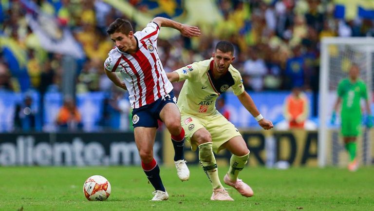 Brizuela y Guido Rodríguez disputan el balón en un Clásico 