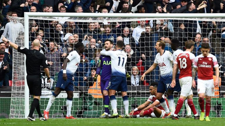 Lloris es felicitado por sus compañeros tras atajar el penalti 