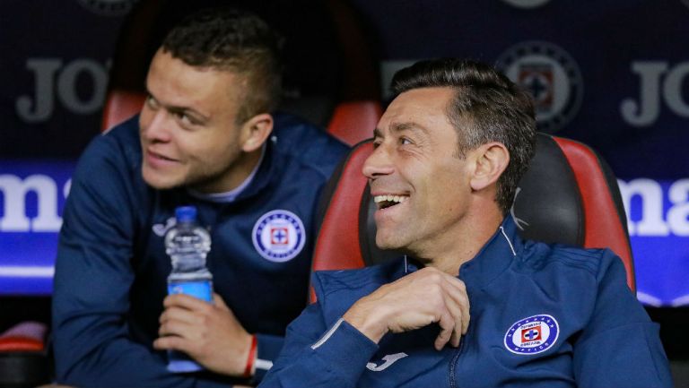 Pedro Caixinha durante un partido de Cruz Azul