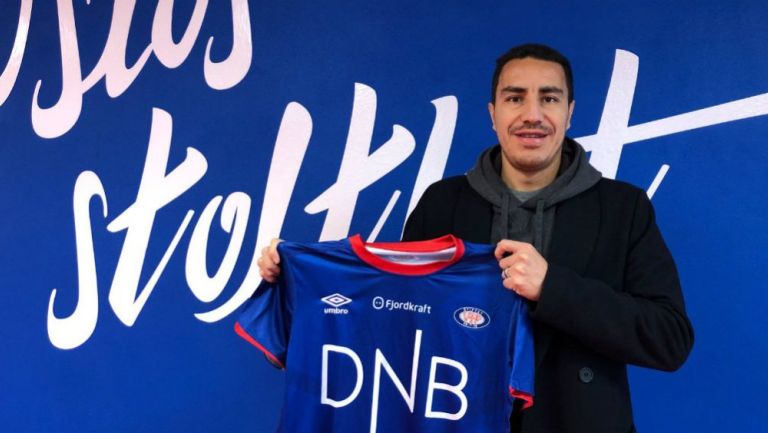 Efraín Juárez posa con la playera del Valerenga Fotball de Oslo