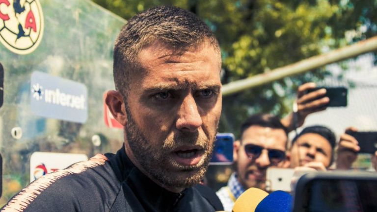 Ménez habla con la prensa en Coapa